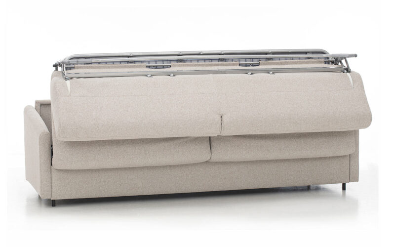 Sofá cama de apertura horizontal con cama de matrimonio, ideal para habitaciones estrechas, resistente, cómodo y fácil de usar sin mover los almohadones. Diseño medio abierto.