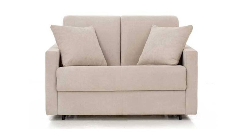Sofá cama compacto con brazo recto, colchón de látex y opción desenfundable, ideal para uso diario como cama y sofá. Diseño frontal color beige.