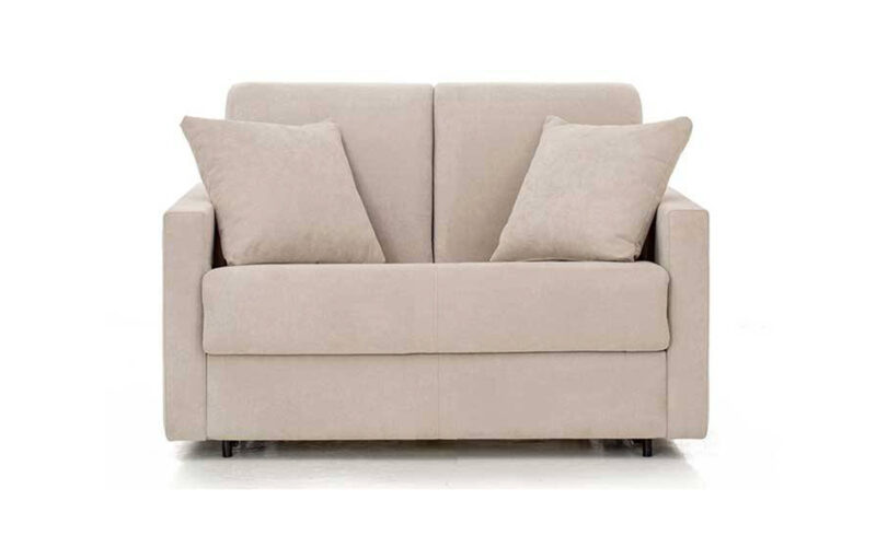 Sofá cama compacto con brazo recto, colchón de látex y opción desenfundable, ideal para uso diario como cama y sofá. Diseño frontal color beige.