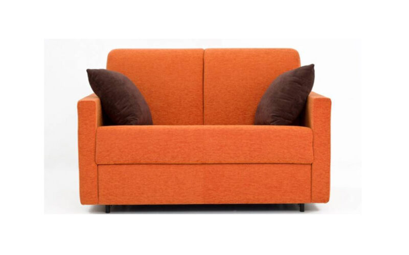 Sofá cama compacto con brazo recto, colchón de látex y opción desenfundable, ideal para uso diario como cama y sofá. Diseño frontal color naranja.