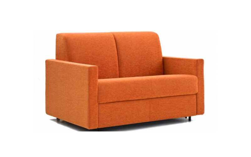 Sofá cama compacto con brazo recto, colchón de látex y opción desenfundable, ideal para uso diario como cama y sofá. Diseño con perspectiva color naranja.
