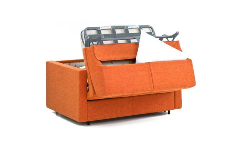 Sofá cama compacto con brazo recto, colchón de látex y opción desenfundable, ideal para uso diario como cama y sofá. Diseño medio abierto.