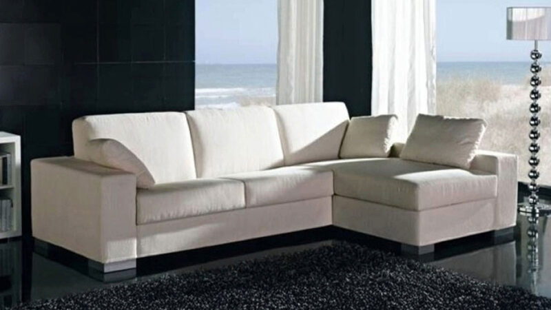 Gran sofá cama con chaise longue de brazo largo, cama de matrimonio cómoda, con almacenaje y estructura reforzada. Diseño frontal