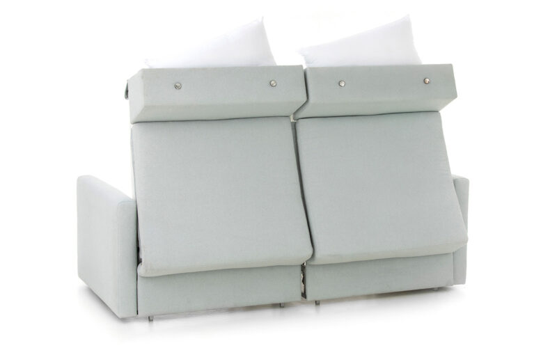 Sofá cama gemelas con apertura intuitiva, diseño compacto y hueco para almohadas, ideal para uso frecuente en espacios pequeños. Diseño medio abierto.