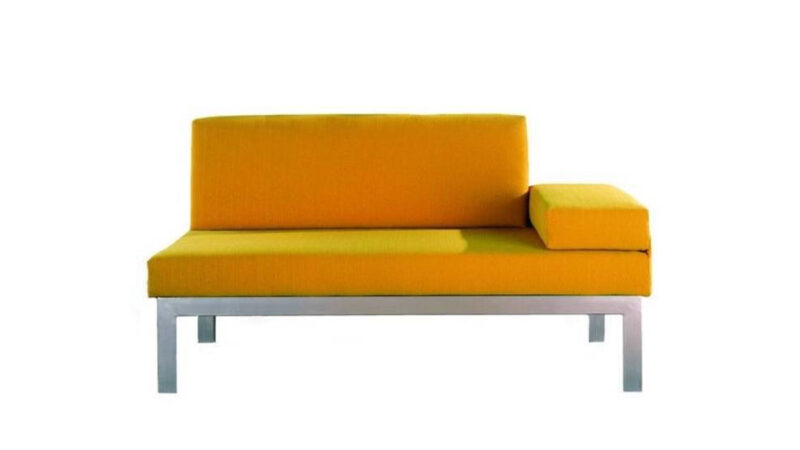 Sofá cama horizontal compacto, desenfundable y económico, ideal para espacios estrechos. Diseño frontal.