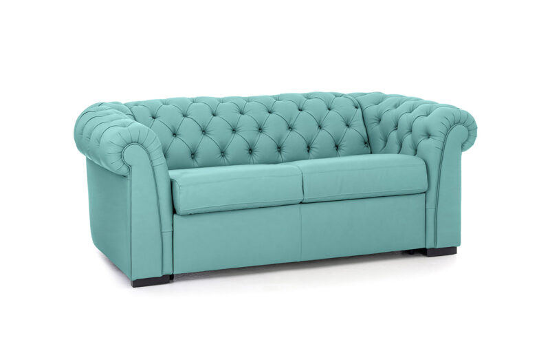 Sofá cama chester 90x200 en piel con capitoné artesanal, apertura italiana y colchón firme de uso diario. Diseño medio abierto.