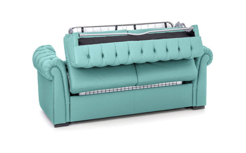 Sofá cama chester 90x200 en piel con capitoné artesanal, apertura italiana y colchón firme de uso diario. Diseño medio abierto.