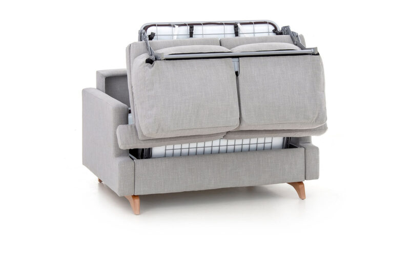 Sofá cama pequeño 90x190 de diseño urbano, apertura italiana y colchón HR de alta densidad con patas de madera estilo nórdico. Diseño medio abierto.