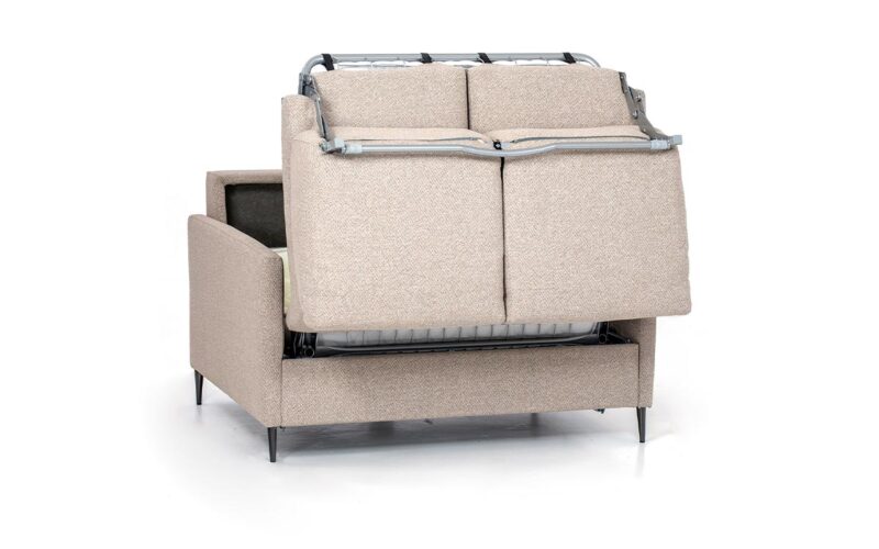 Sofá cama pequeño 90x190 con apertura italiana, colchón HR de alta densidad y diseño estilizado con brazo estrecho. Diseño medio abierto.