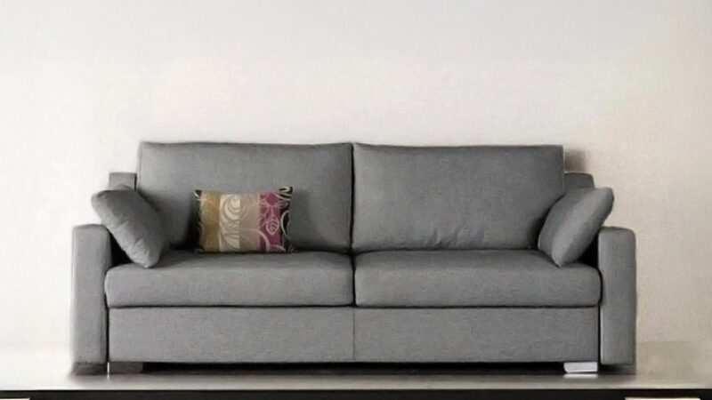 Sofá cama litera con escalera plegable y barandillas, ideal para adultos o familias, diseño robusto y seguro para uso diario. Diseño frontal.