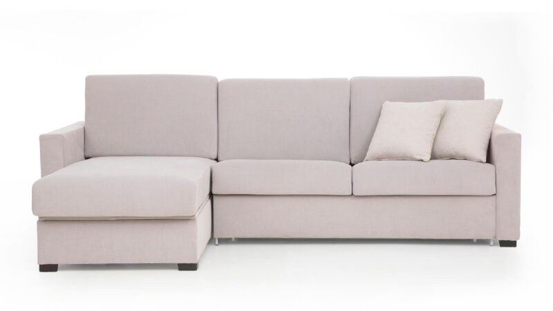 Sofá cama con chaise longue moderno y personalizable, fácil de abrir, compacto y con almacenaje abatible. Diseño frontal.
