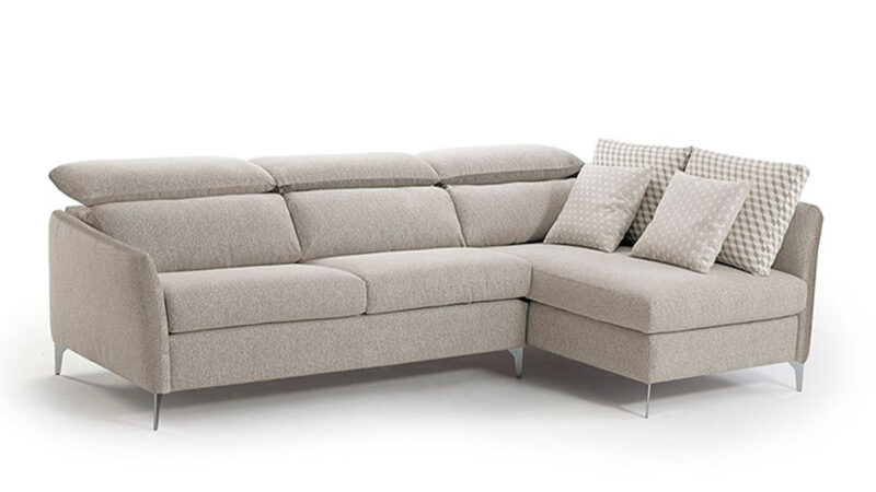 Sofá cama con chaise longue de diseño nórdico, cabeceros abatibles, colchón cómodo y apertura italiana, ideal para uso diario. Diseño con perspectiva.