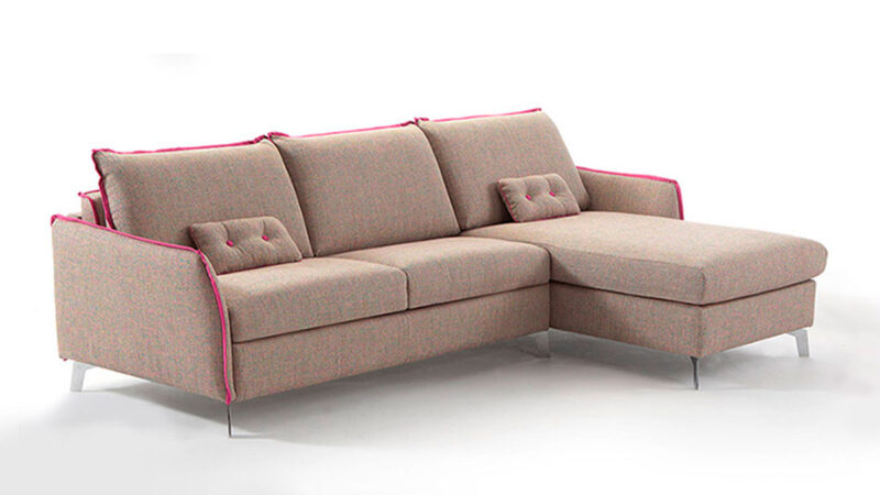 Sofá cama de diseño con chaise longue, respaldo abatible, apertura fácil y colchón cómodo, ideal para ambientes modernos. Diseño con perspectiva.