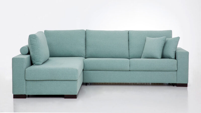 Sofá cama con chaise longue y tercera cama independiente, ideal para tres personas, con almacenaje y colchón confortable. Diseño frontal.