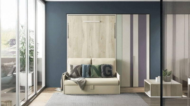 Cama abatible con sofá delantero y arcón de gran capacidad para espacios reducidos.