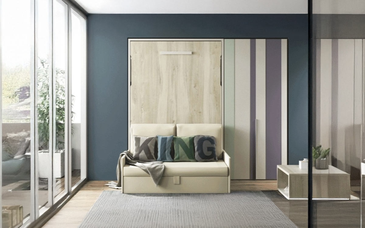 Cama abatible con sofá delantero y arcón de gran capacidad para espacios reducidos.