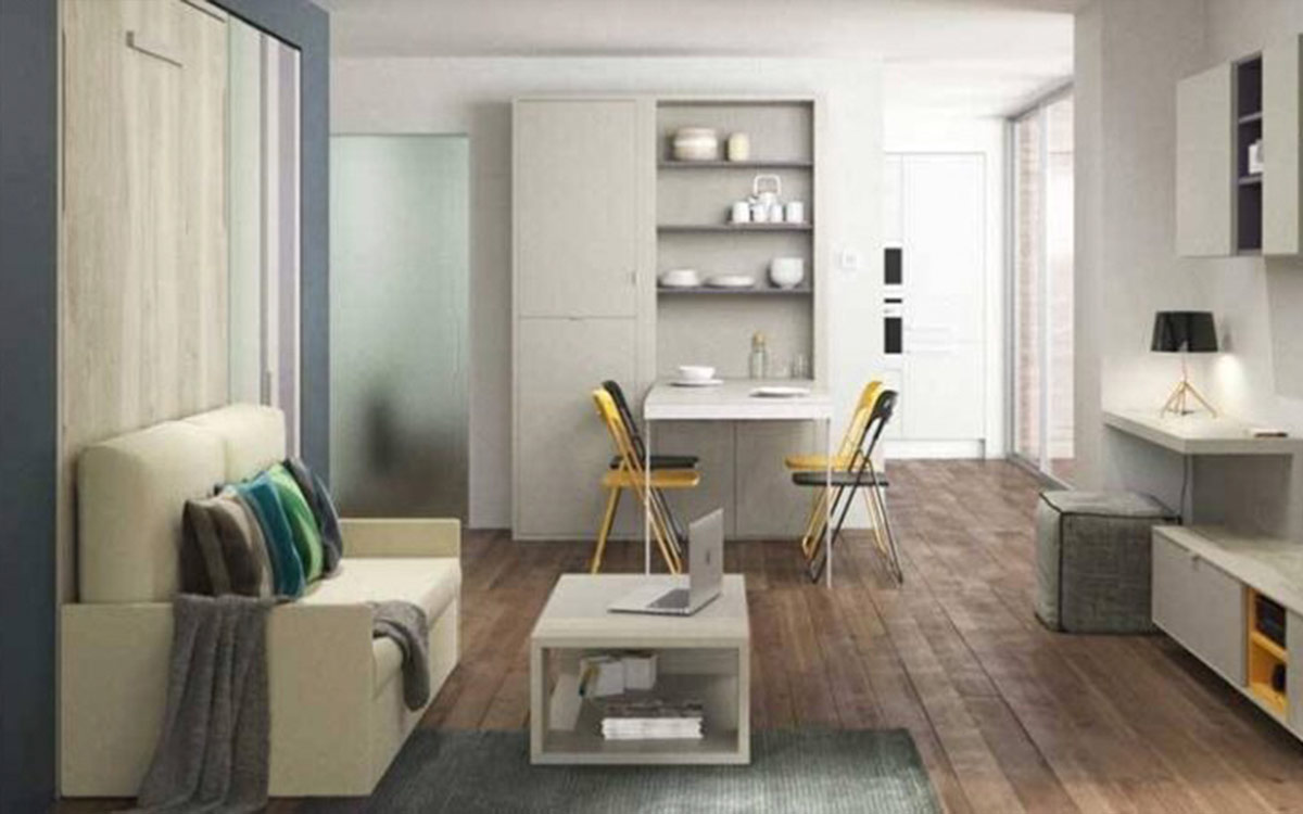 Cama abatible con sofá delantero y arcón de gran capacidad para espacios reducidos.