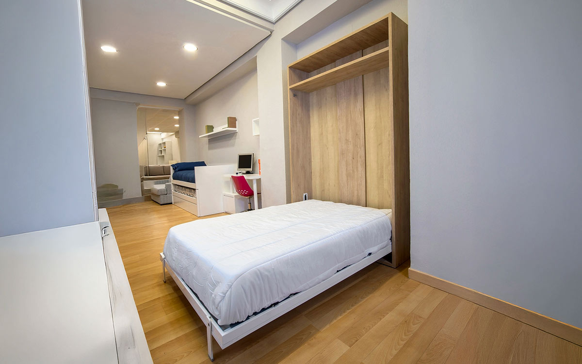 Cama abatible funcional con somier de lamas y acabado moderno