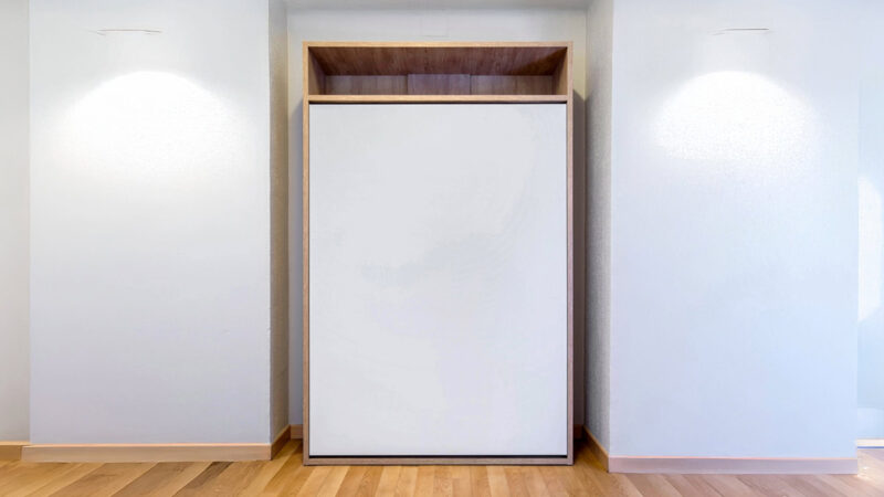 Cama abatible funcional con somier de lamas y acabado moderno