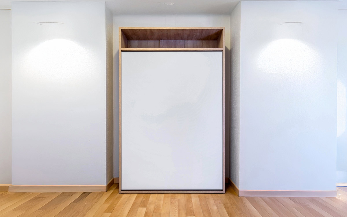 Cama abatible funcional con somier de lamas y acabado moderno