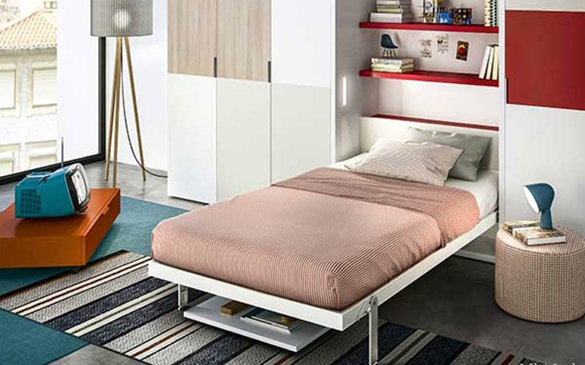 Cama abatible vertical con mesa funcional, diseño elegante y somier de lamas que optimiza el espacio en lofts y apartamentos pequeños.