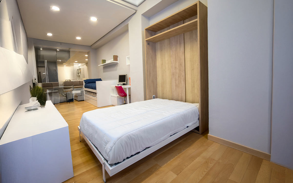 Cama abatible vertical individual con somier de madera, ideal para optimizar espacios y mantener la habitación ordenada.