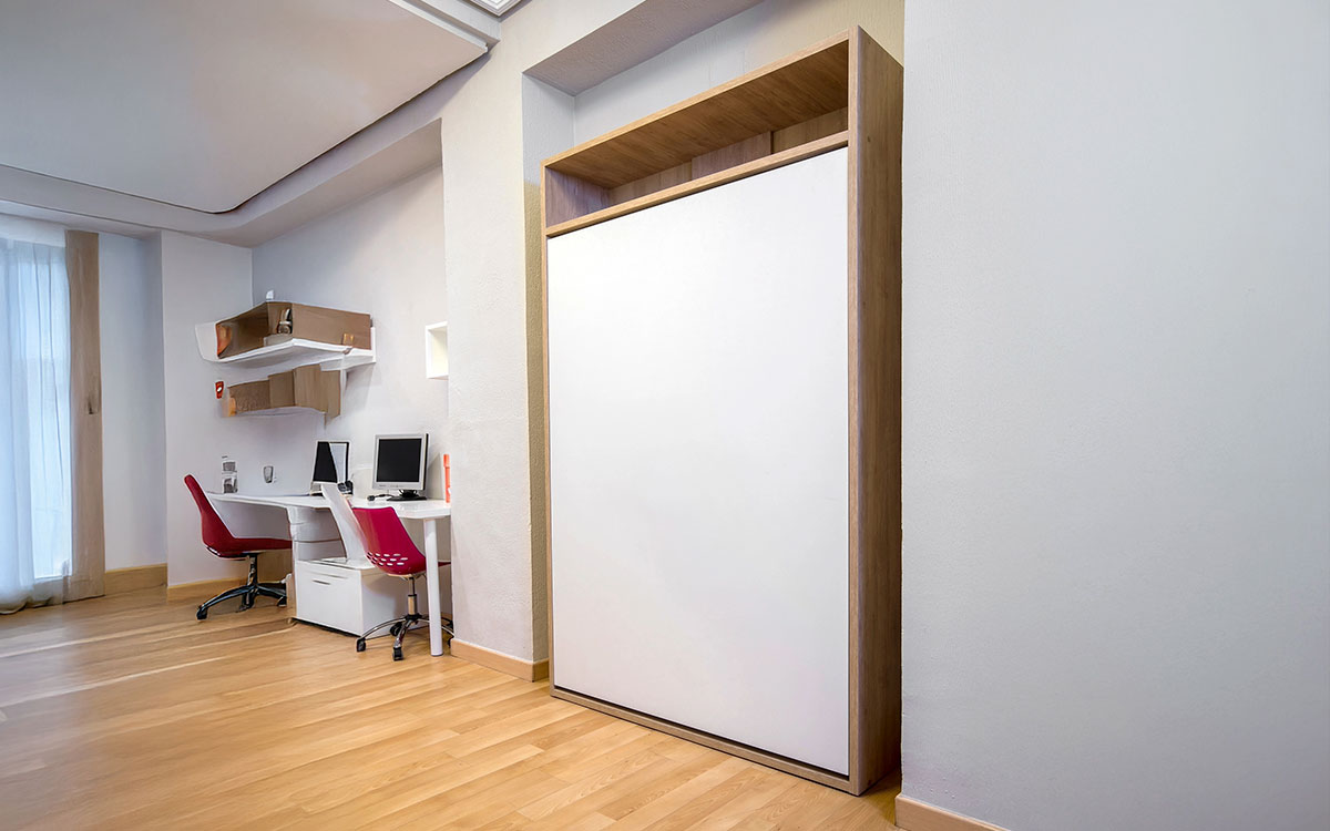 Cama abatible vertical individual con somier de madera, ideal para optimizar espacios y mantener la habitación ordenada.