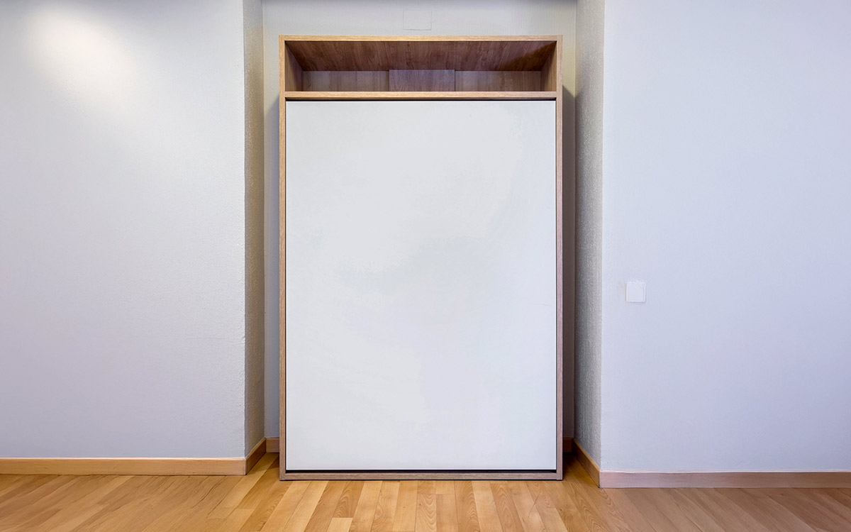 Cama abatible vertical individual con somier de madera, ideal para optimizar espacios y mantener la habitación ordenada.