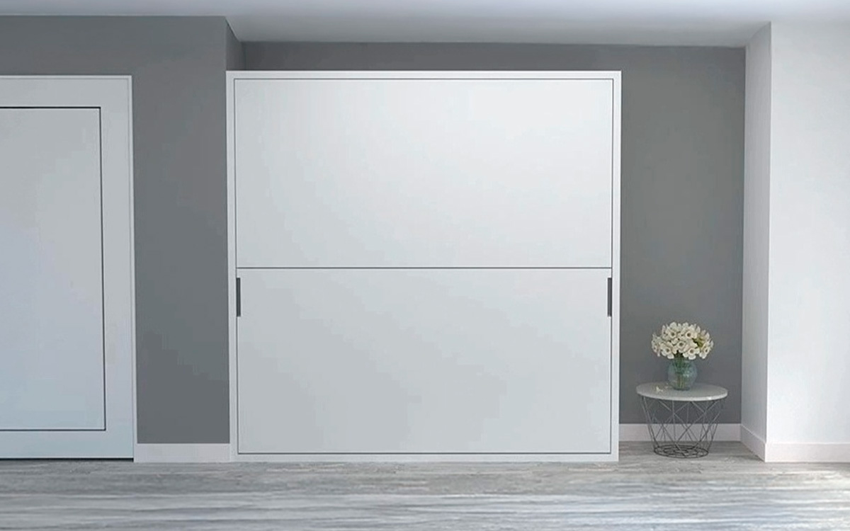 Litera abatible lacada con somier reforzado y sistema de seguridad.