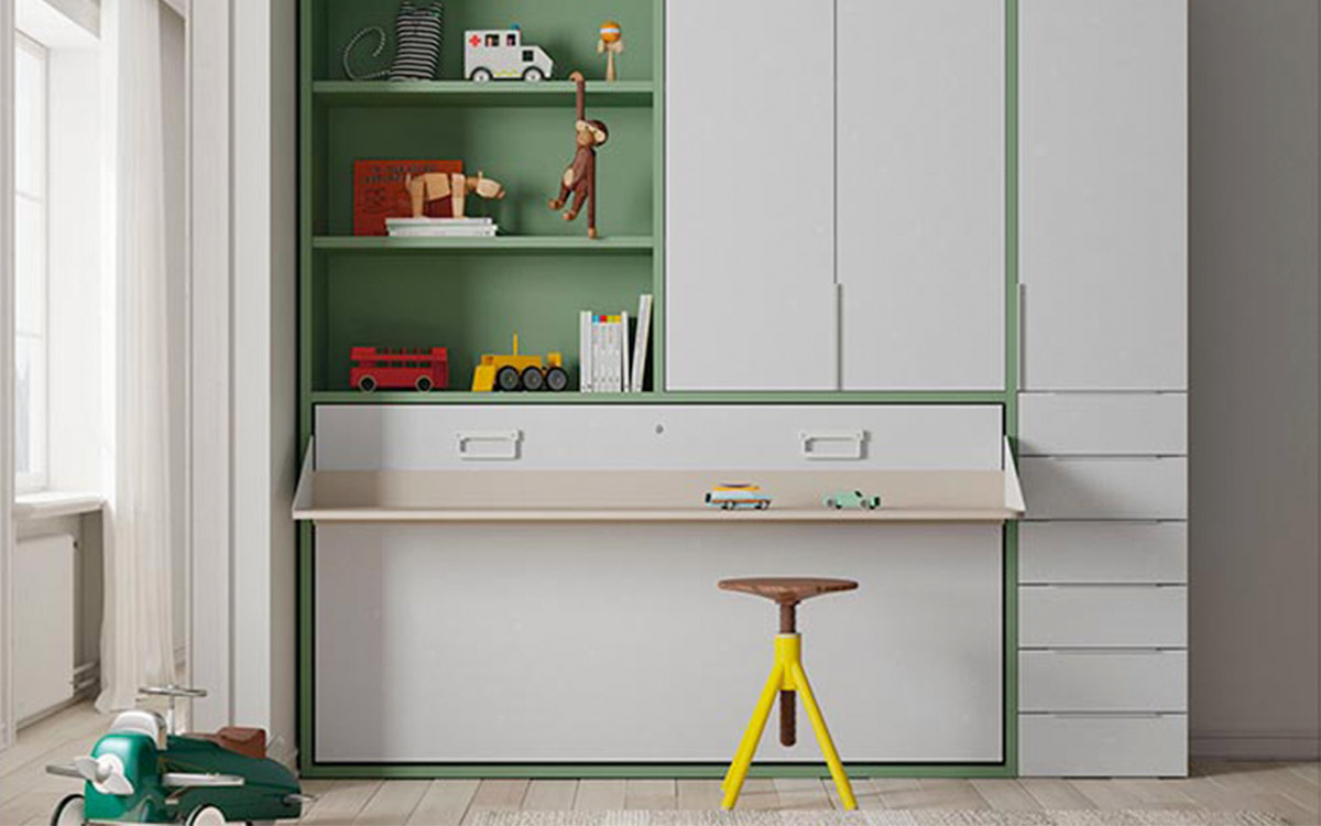 Mueble cama abatible con mesa delante y armarios arriba