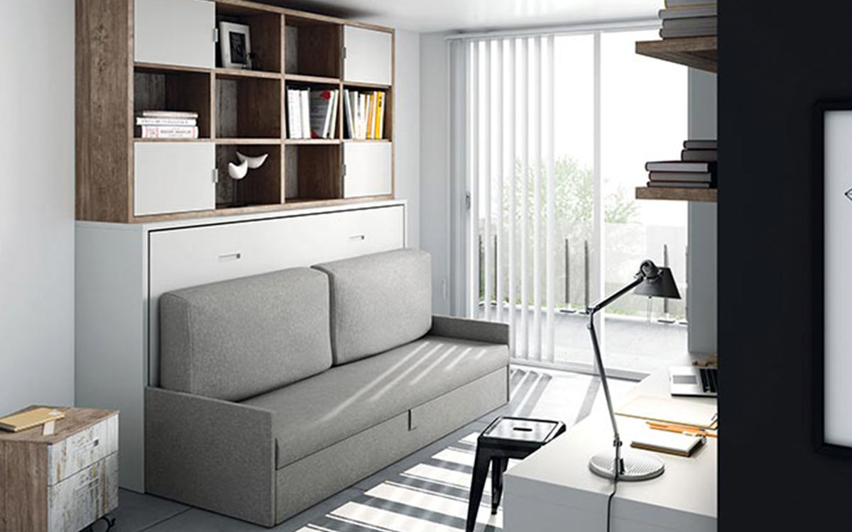 Mueble cama abatible con armarios arriba y sofá delante