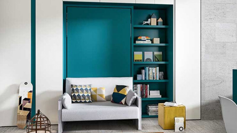 Mueble cama plegable con sofá, diseño elegante y compacto, con somier de madera y apertura segura para optimizar espacios.