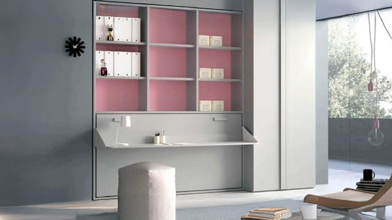 Cama abatible práctica con mesa incorporada y sistema funcional de apertura.