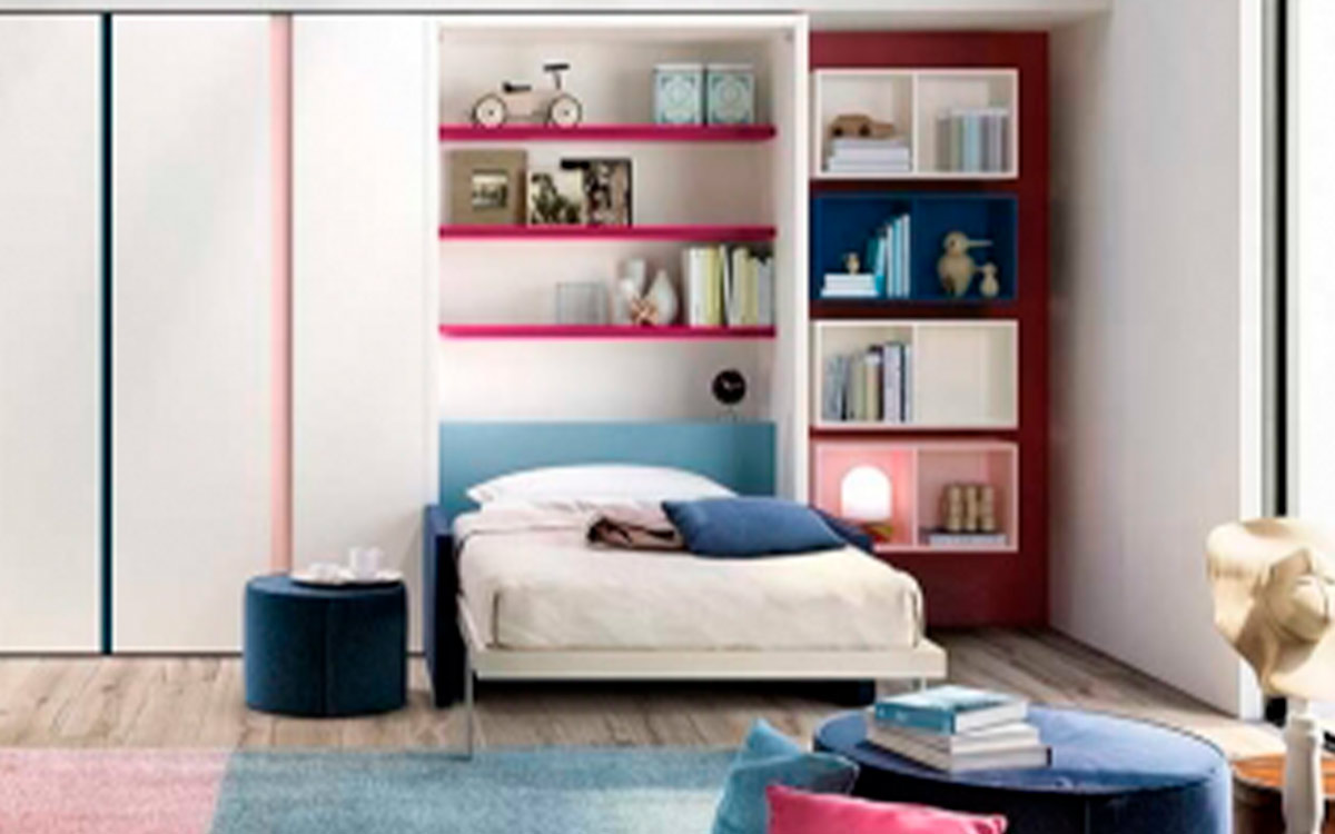 Cama abatible individual autoportante con sofá de espuma desenfundable y librería oculta integrada.