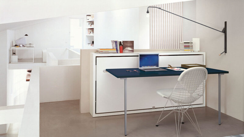 Cama abatible compacta con somier de lamas y diseño minimalista.