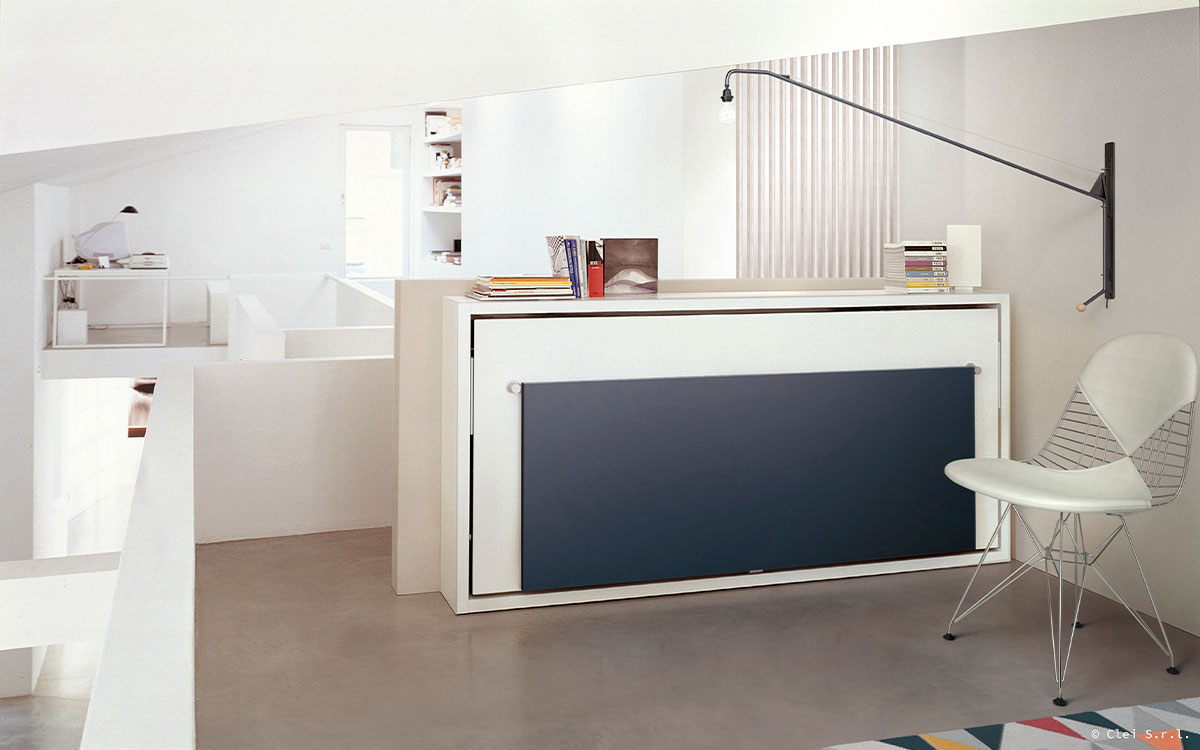 Cama abatible compacta con somier de lamas y diseño minimalista.