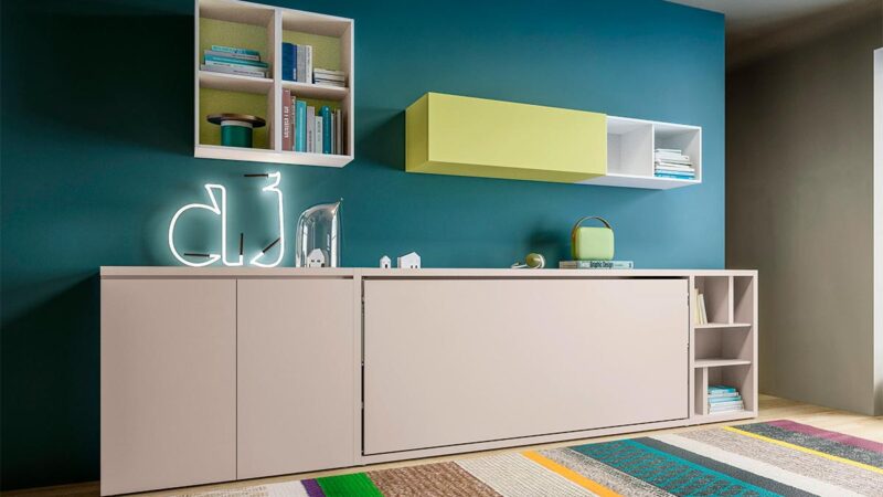 Cama abatible horizontal de líneas limpias con cabecera textil reclinable.