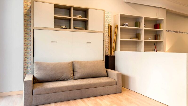 Cama abatible horizontal de matrimonio y sofá super compacto con apertura de poco fondo.