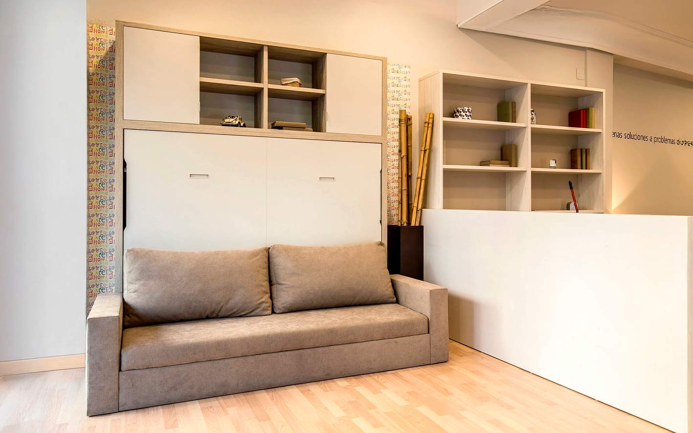 Cama abatible horizontal de matrimonio y sofá super compacto con apertura de poco fondo.