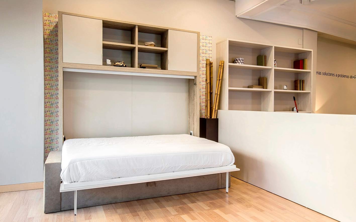 Cama abatible horizontal de matrimonio y sofá super compacto con apertura de poco fondo.