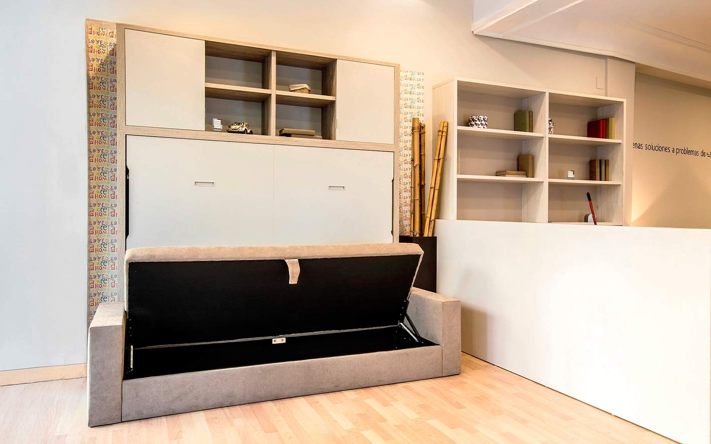 Cama abatible horizontal de matrimonio y sofá super compacto con apertura de poco fondo.