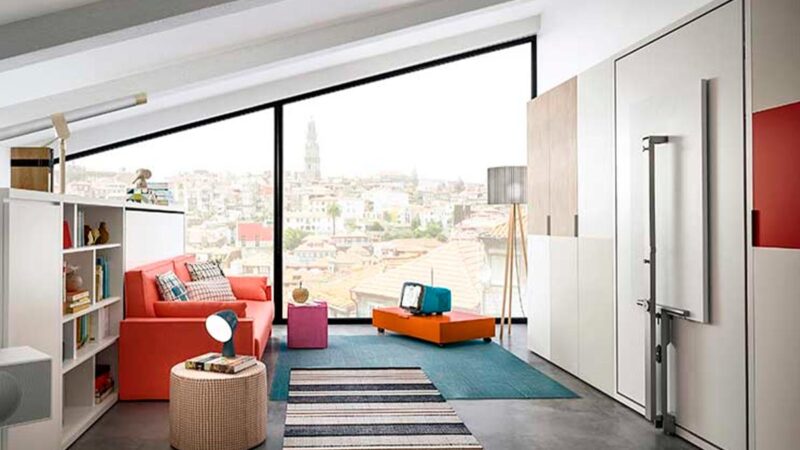 Cama abatible de matrimonio con mesa integrada y apertura suave.