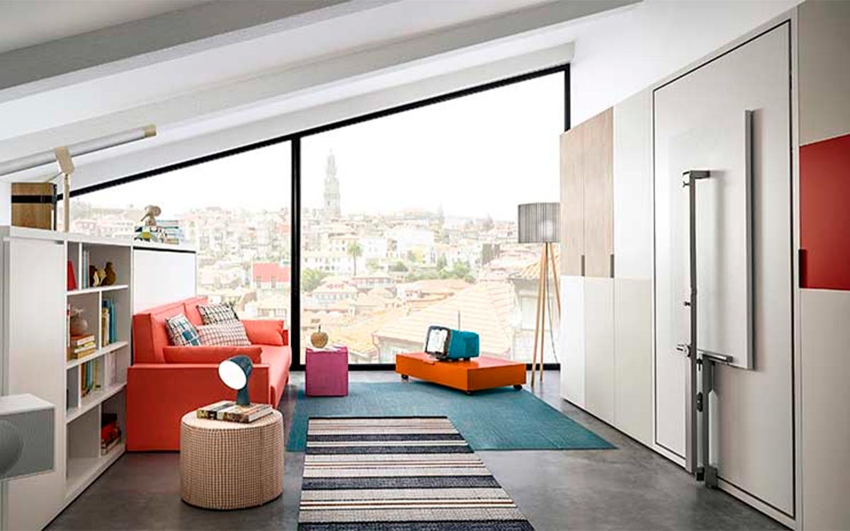 Cama abatible de matrimonio con mesa integrada y apertura suave.