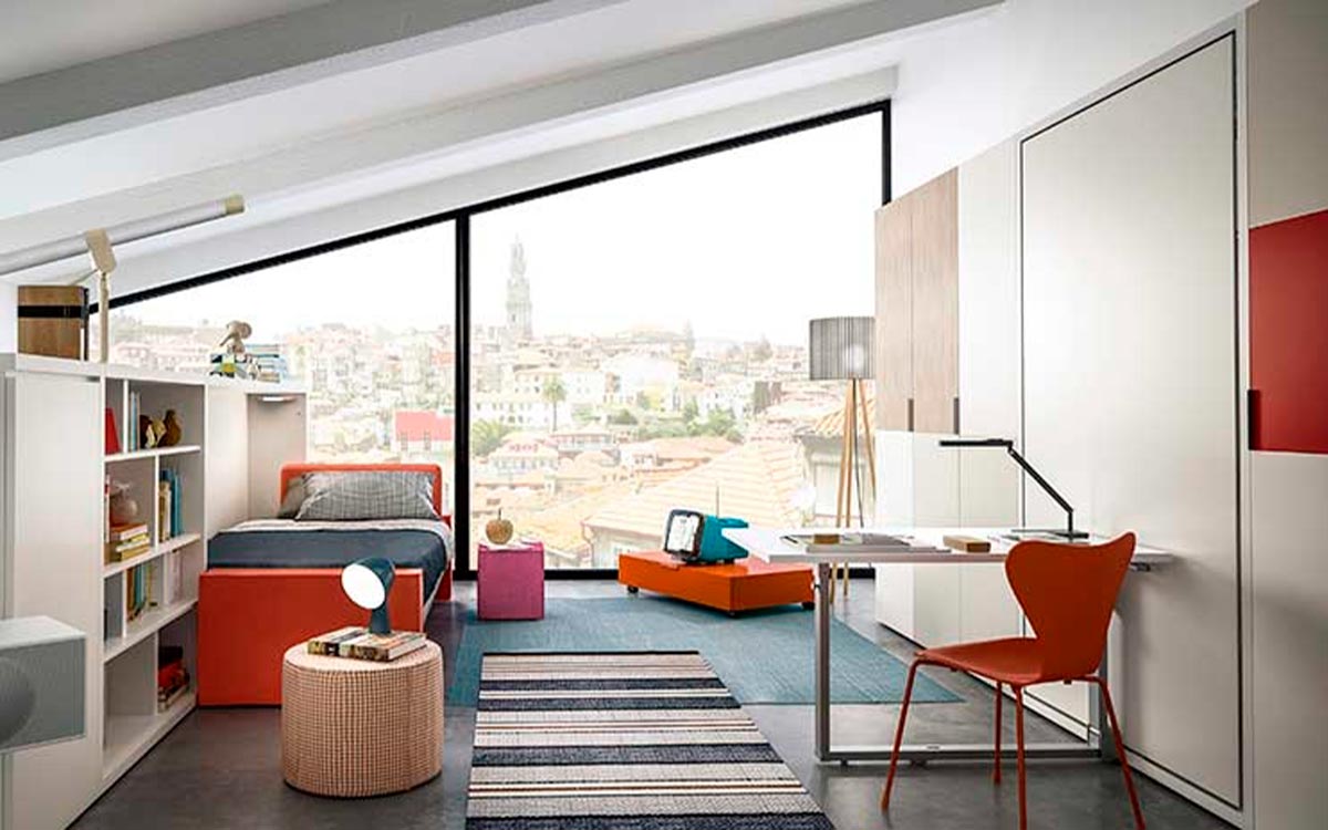 Cama abatible de matrimonio con mesa integrada y apertura suave.