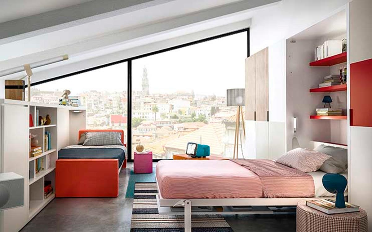 Cama abatible de matrimonio con mesa integrada y apertura suave.