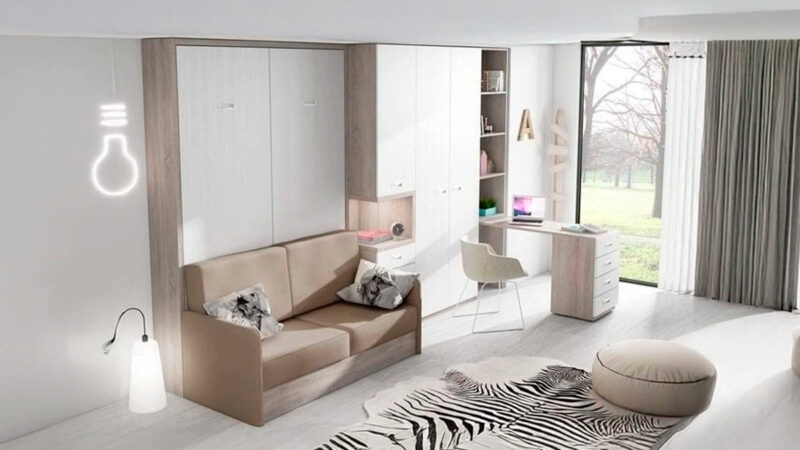 Cama abatible de matrimonio con sofá y arcón integrado.