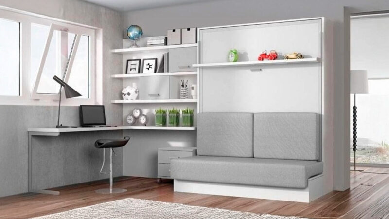 Cama abatible de matrimonio con sofá delantero integrado.