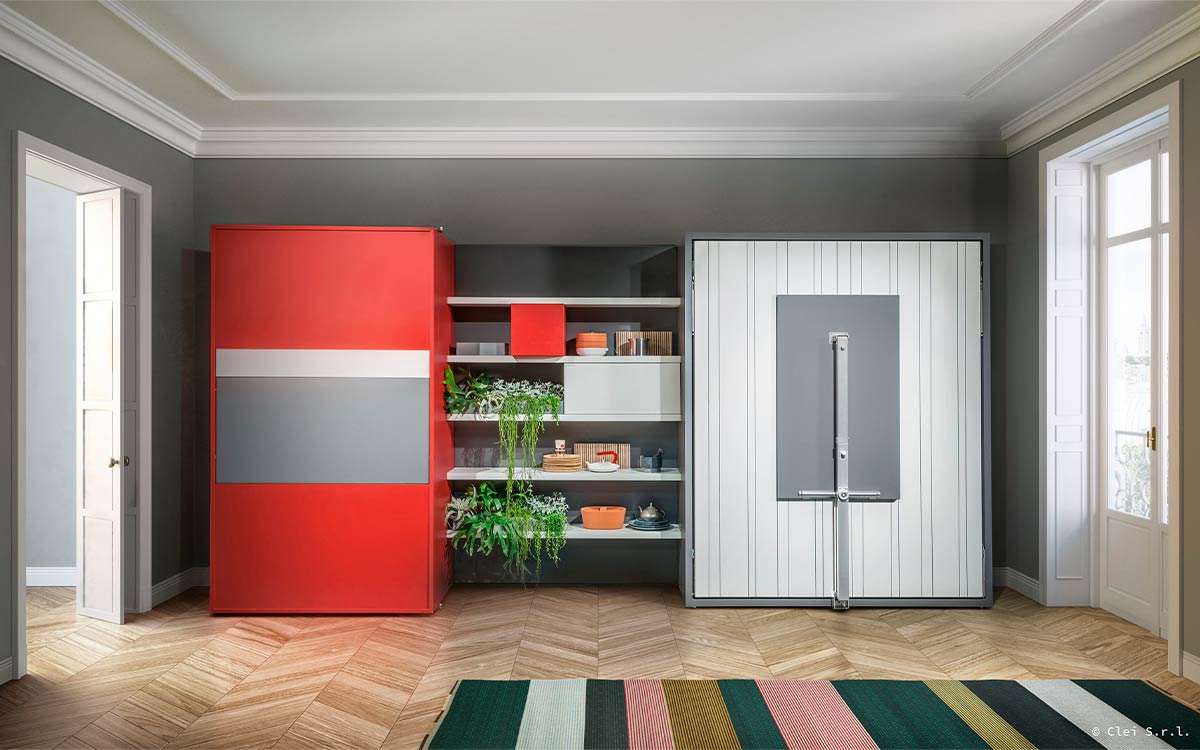 Cama abatible con mesa de comedor plegable y sistema de doble función.