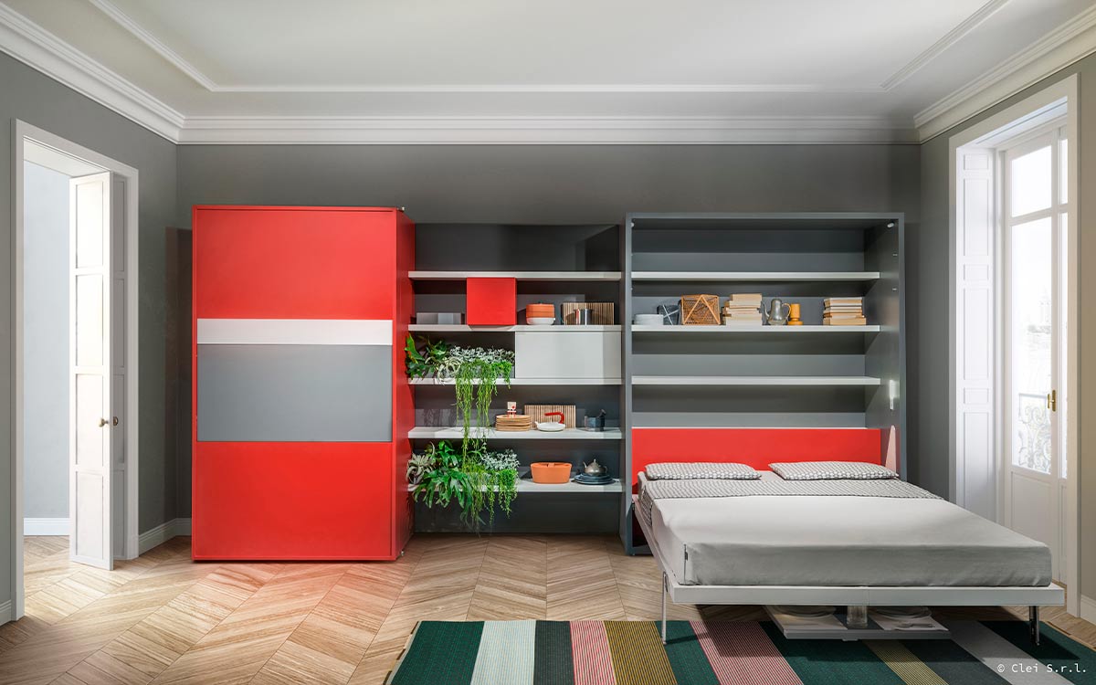 Cama abatible con mesa de comedor plegable y sistema de doble función.
