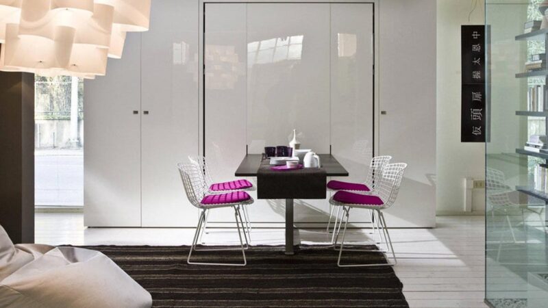 Cama abatible con mesa frontal integrada y apertura vertical para comedores versátiles.